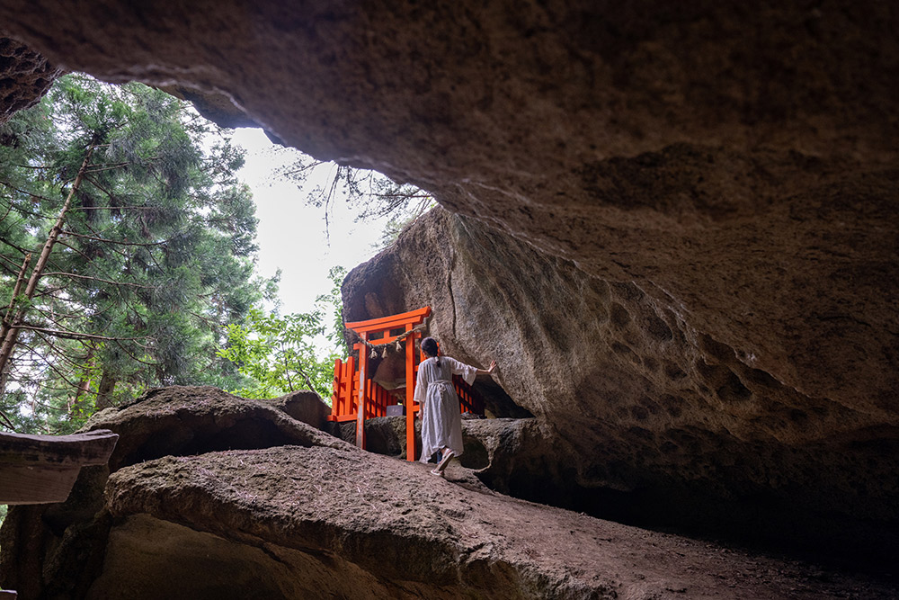 岩窟の上部にある古峯神社の鳥居と稲荷神社