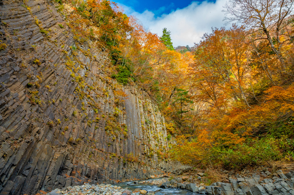 紅葉に包まれる「材木岩」も美しい