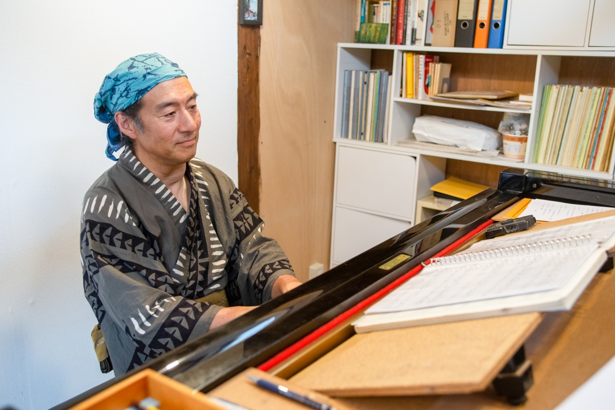 アトリエにて愛用のグランドピアノを弾きながら「このYAMAHA『セミコンサート』は学生時代から使用しているためしっとりと指に馴染み、とても愛着があります」と福田さん
