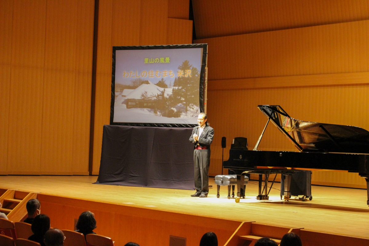 伝国の杜 置賜文化ホールにて9月に開催された『トーク＆ピアノライブ～米沢の自然と音楽がくれる心のエネルギー～』。“長く続くコロナ禍で疲弊した人々の心の癒しになれば”という想いから福田さんが中川 米沢市長や教育関係者の方々に提案し実現したこのライブは無料で開催されました。