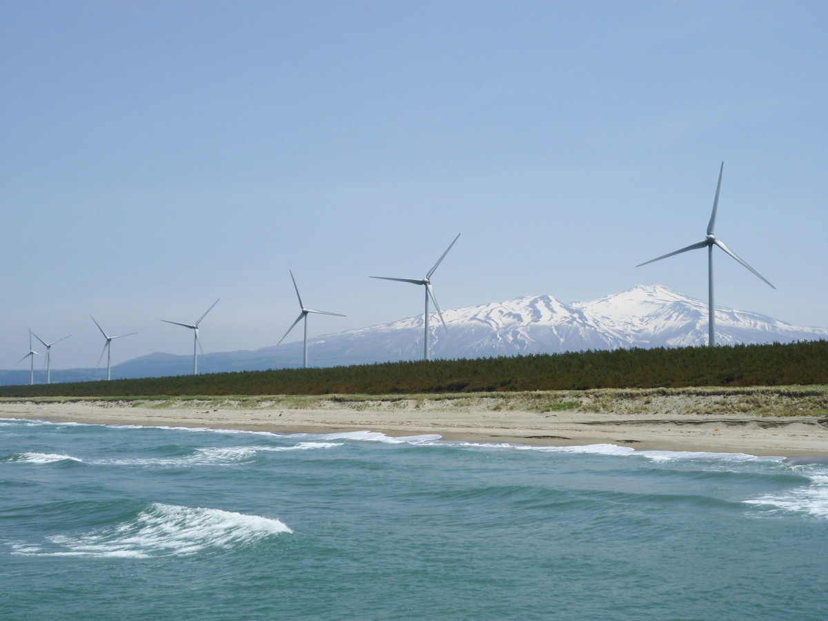 鳥海山を望む遊佐風力発電所（画像提供：加藤総業）