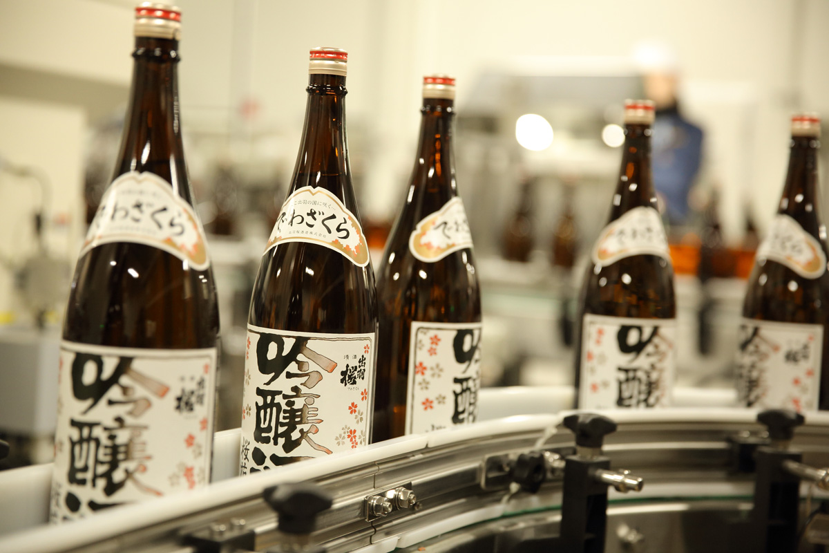 それまでの日本酒観を変えたといわれる「桜花 吟醸酒」。「発売から40年を経過しましたが、出羽桜の基準となるお酒なので、大切にしながら常にブラッシュアップしていきたいですね」（写真提供：出羽桜酒造）