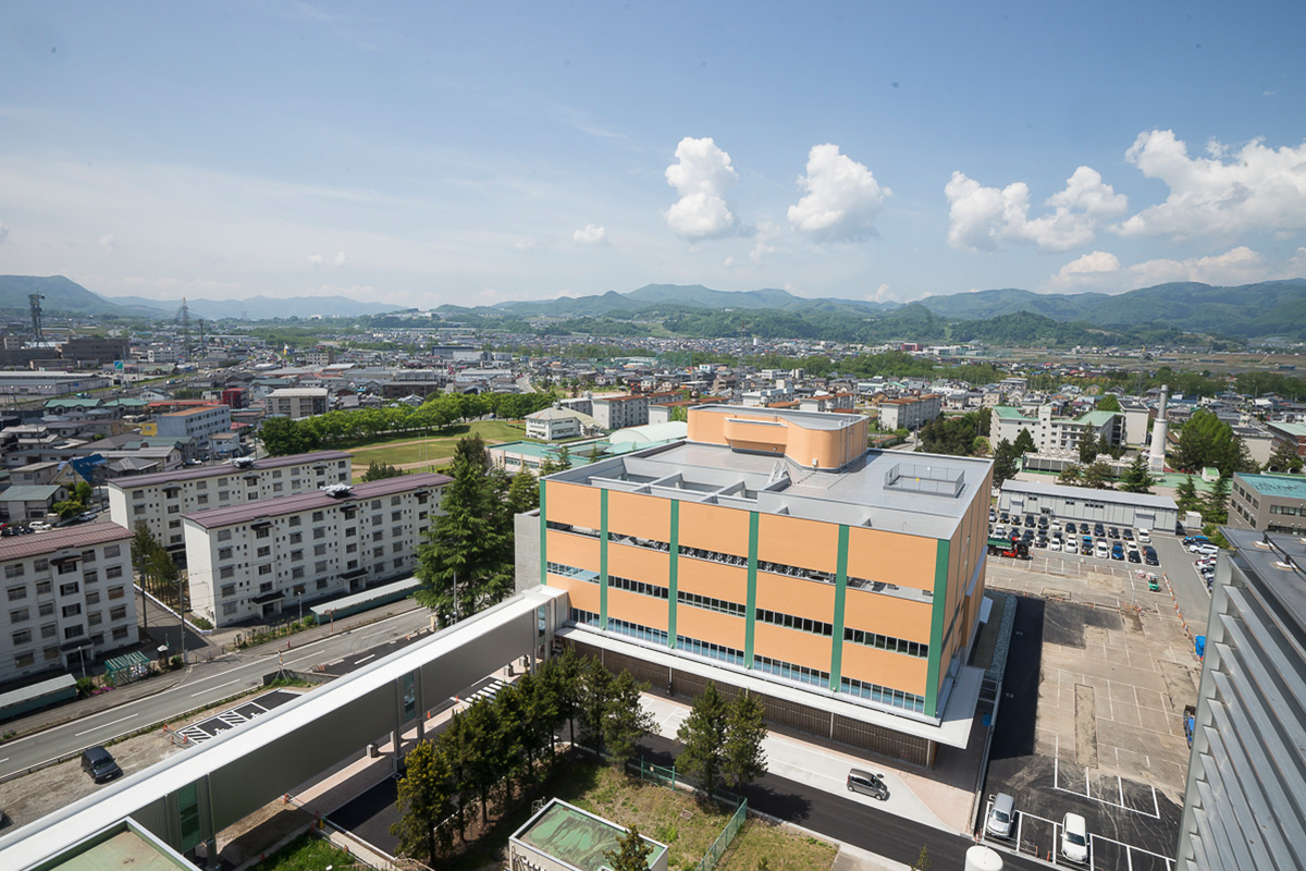 建屋45メートル×45メートルという世界最小の設置面積を実現したコンパクト設計の東日本重粒子センター。病院と直結しているため、余病のある患者さんもより安心して総合的に医療を受けられます