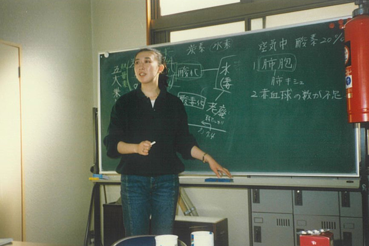 26歳の頃の松浦さん。指導会員として、栄養学の講師を担当していました（1987年）。「指導会員は、本会の試験に合格すると“健康管理士”という称号が与えられます」