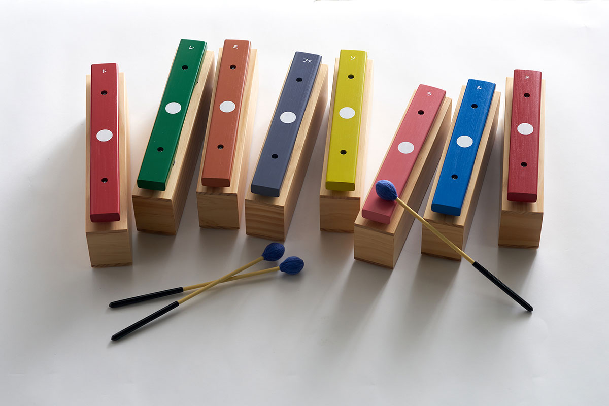 「一音木琴あるも」は木琴製造のトップメーカー「こおろぎ社」のプロデュースによる、温かく和やかな木の音色が特徴。金属音が苦手な子どもが多いことから、柔らかい音色の木琴を作ったそうです（写真提供：アジェンダやまがた）