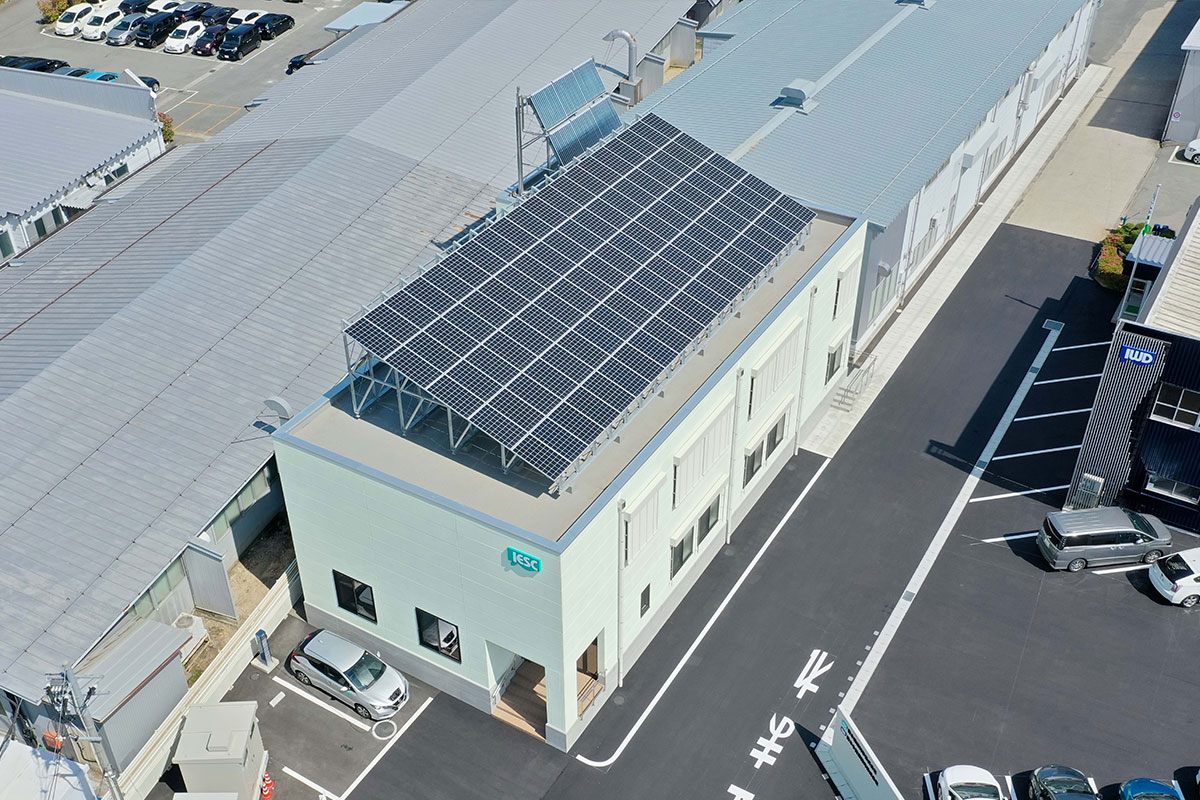 関連会社の日本環境科学株式会社に建てられたJESC-ZEB棟。建物には太陽光パネルのほか、断熱効果を高めるため、壁を厚くしたり、西日を遮断する外付けブラインドなど、随所に工夫がされています（写真提供：日本地下水開発株式会社）