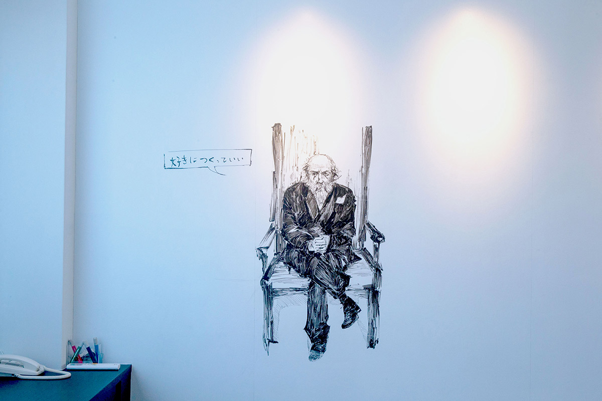 本社の打合せスペースの壁に描かれた、ガウディのパトロン、エウセビ・グエルのイラスト（東北芸術工科大学の学生さんが描いてくれた漫画家・井上雄彦先生の模写）。社屋のいたるところに遊び心がちりばめられています
