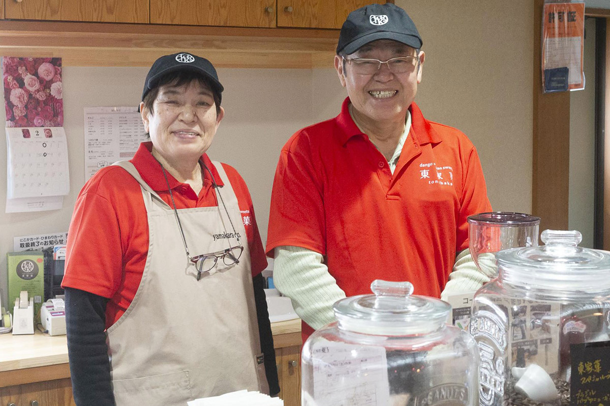 お父さまである髙橋守男会長と奥さまの惠子さん。現在も菓子職人としてお菓子を作り続けています