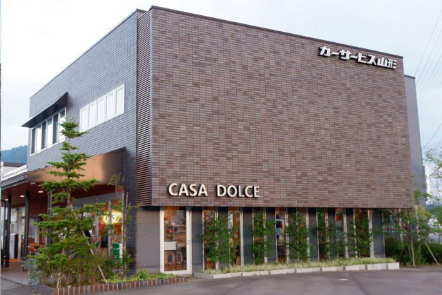 くつろぎの店内が特長の「CASA DOLCE 天童店」(左)