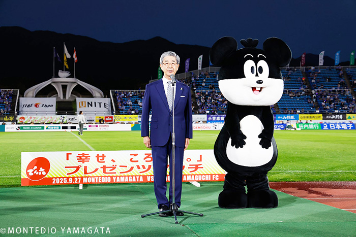 地域に根ざし、継続して開催されているモンテディオ山形ホーム戦「でん六プレゼンツマッチ」。2025年も社長のスピーチに注目が集まりました（写真提供：でん六）