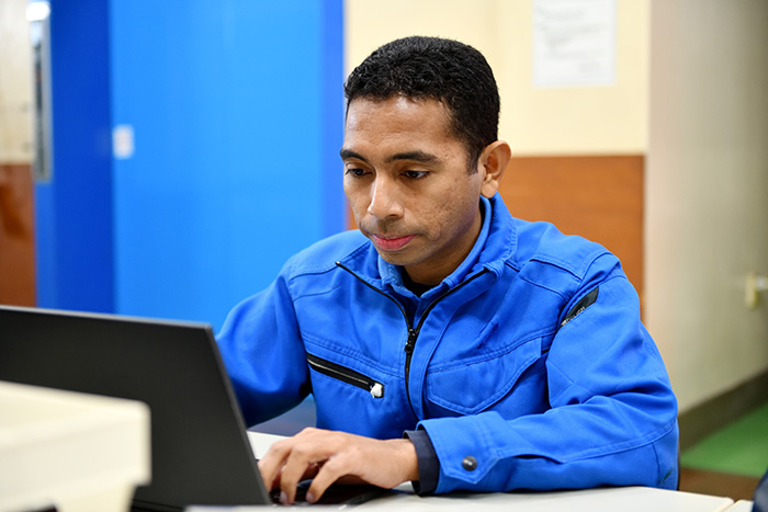 山形大学の博士課程（バイオ工学専攻）を修了したペトルスさんは、インドネシア・パプア州出身。研究開発部門の若きリーダーとして活躍中です（画像提供：スズキハイテック株式会社）